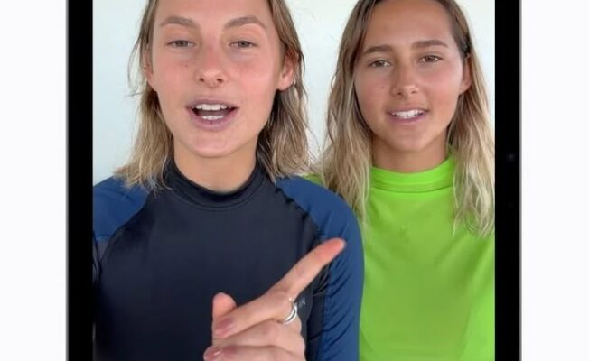 Apple demonstrācija ar automātiski ģenerētiem subtitriem video. iPad ekrānā redzams video ar divām runājošām sievietēm, bet apakšā automātiski parādās subtitri angļu valodā.